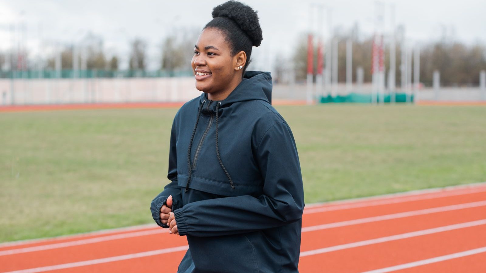 Coureuse s'entraînant sur une piste d'athlétisme extérieure