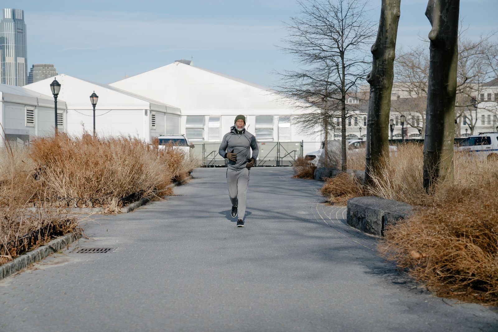 Coureur à allure facile sur un chemin plat dans un parc