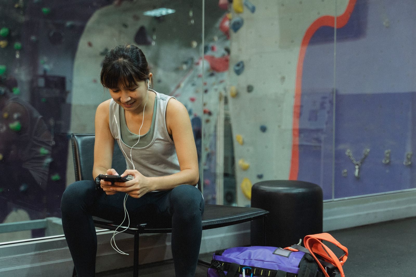 Sportive utilisant son téléphone après une séance pour enregistrer son ravitaillement et ses sensations