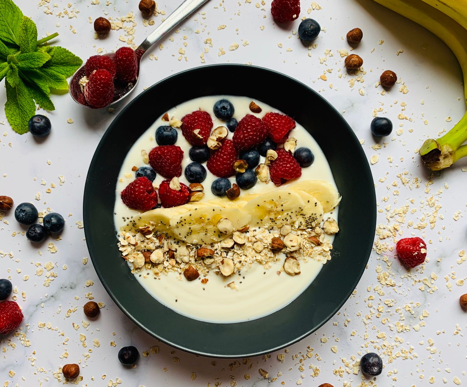 Petit-déjeuner riche en glucides avec flocons d'avoine, banane et fruits rouges