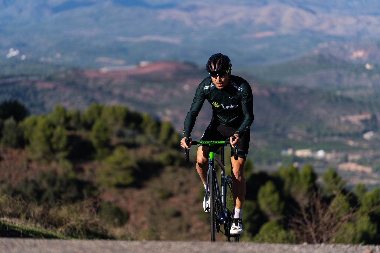 Cycliste produisant un effort soutenu sur une route en montée