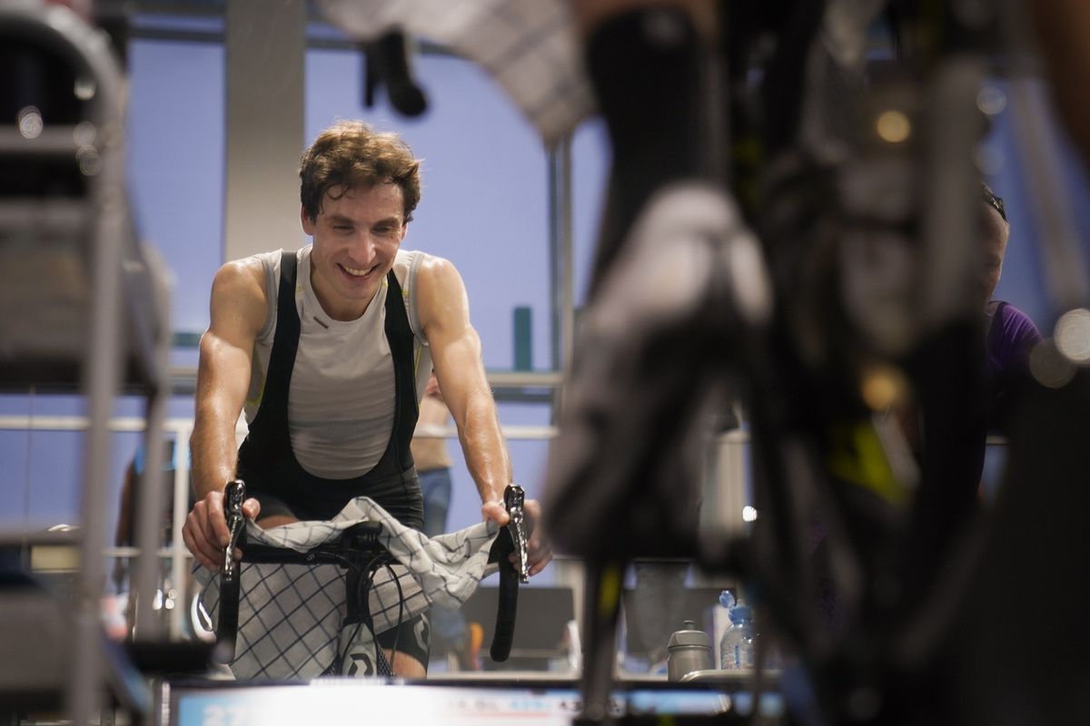 Cycliste réalisant une séance de fractionné sur un vélo d'intérieur
