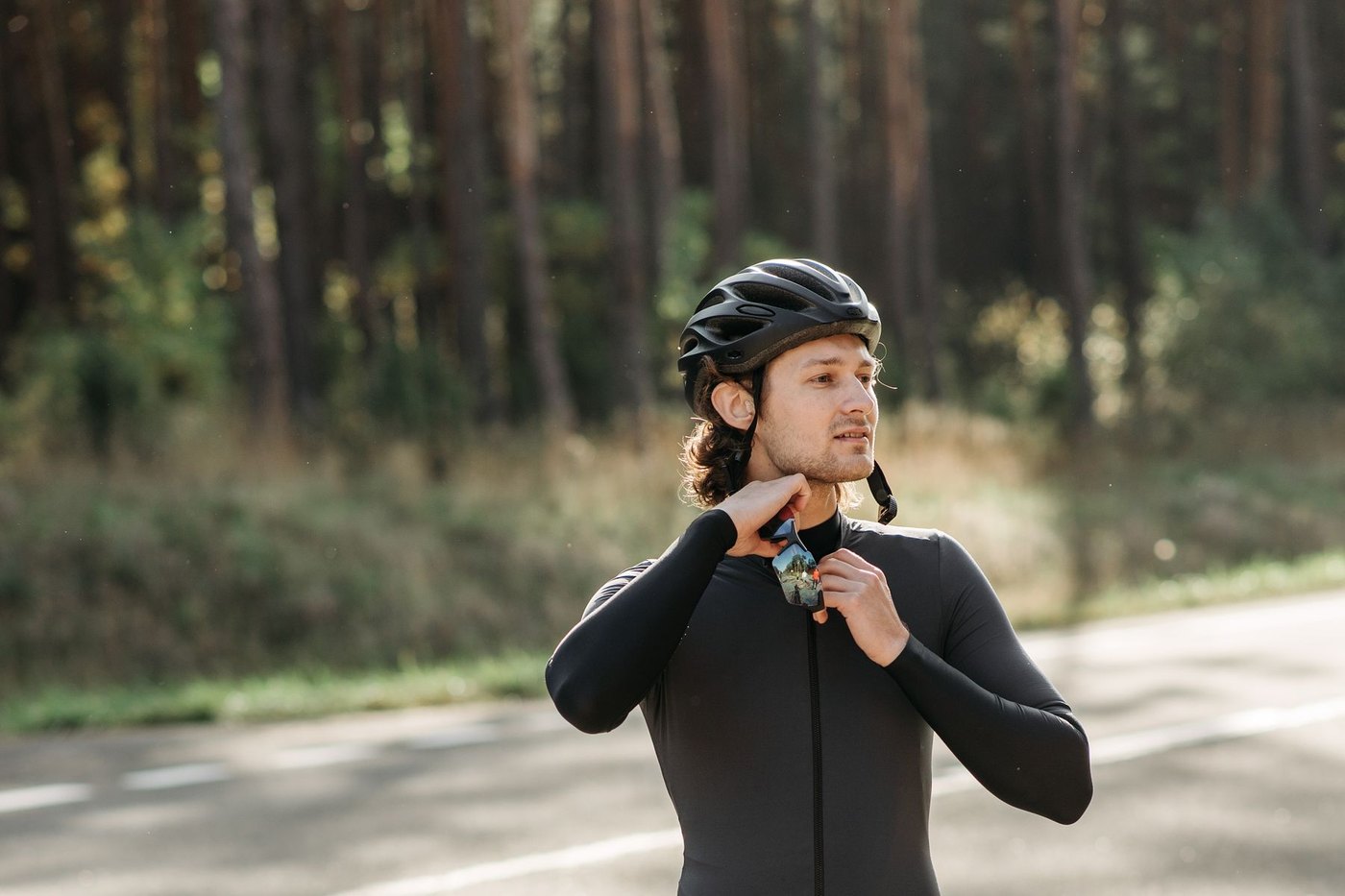 Cycliste ajustant son casque avant de prendre son vélo pour une transition sécurisée