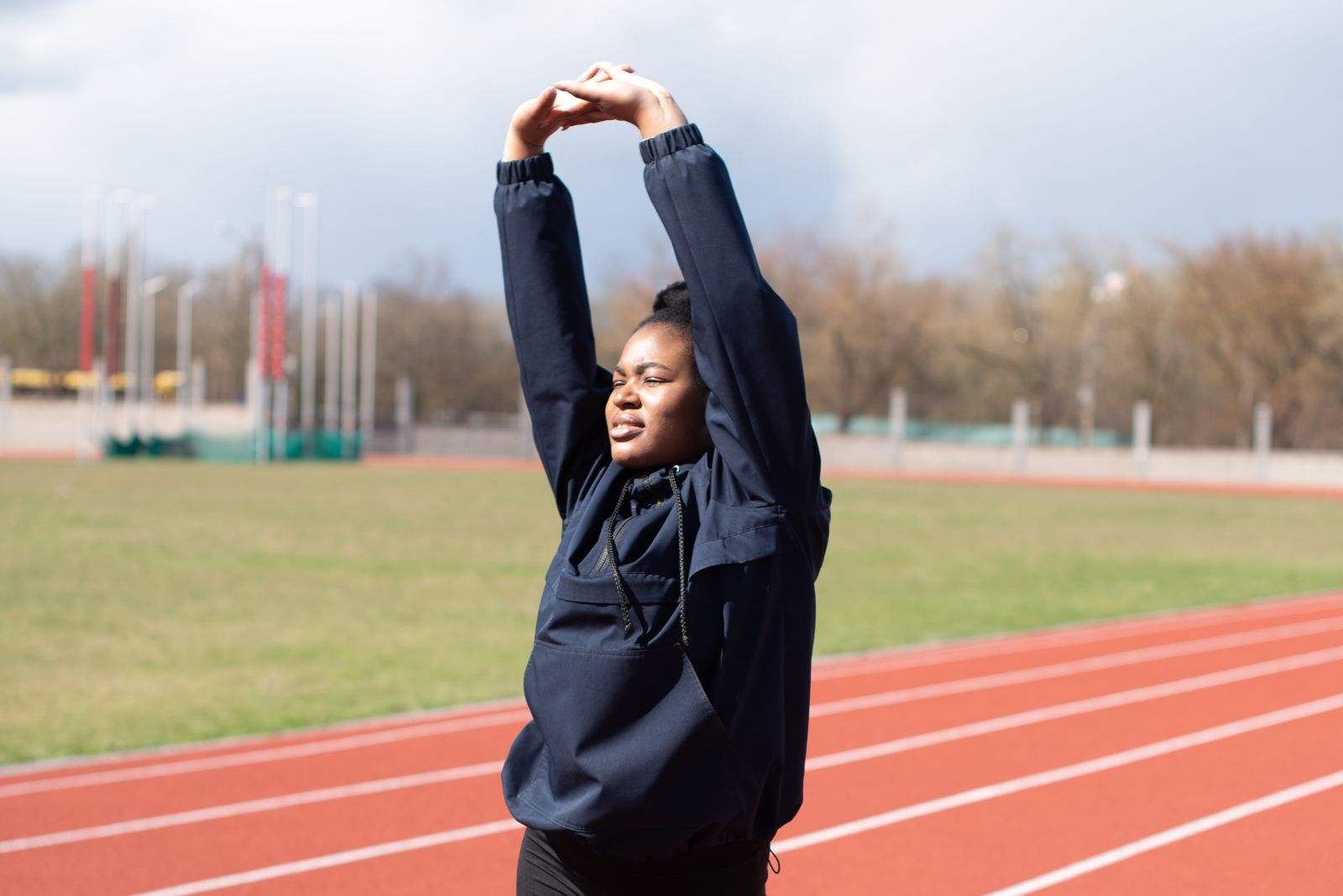 Sportive réalisant un échauffement sur une piste avant sa séance